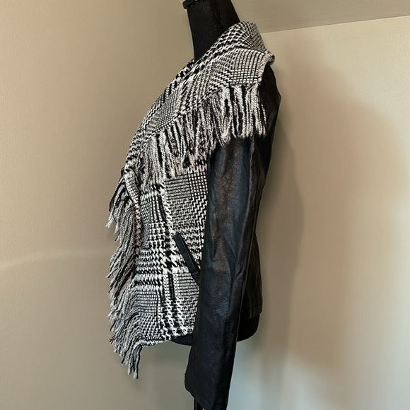 Guess Women's‎ Wool Blend Faux Leather Arms Fringe Trim Plaid Jacket Size Small - Picture 2 of 6